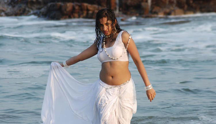 Maadhavi Latha